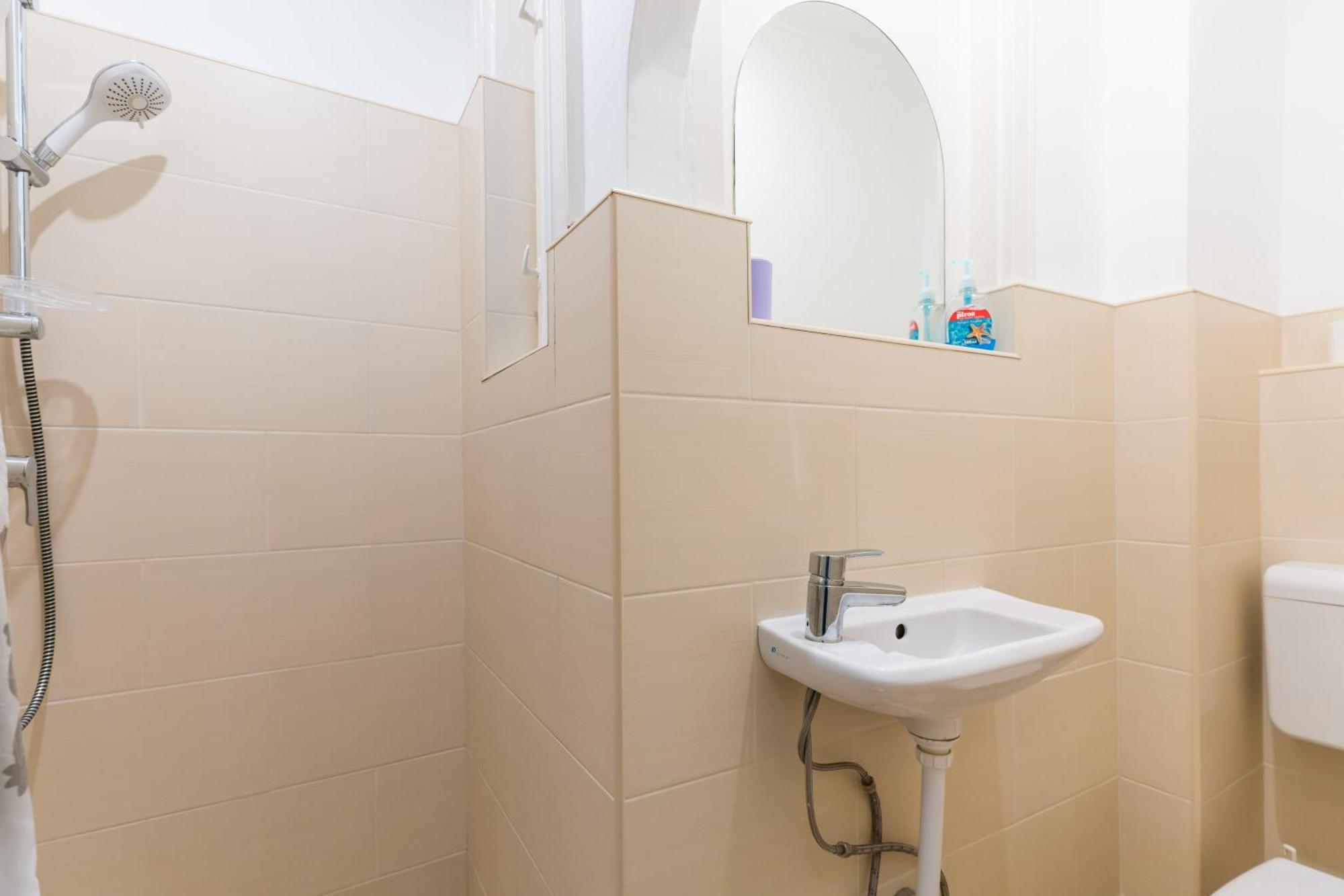 Sunny Studio With Balcony In Party District Budapest Ngoại thất bức ảnh